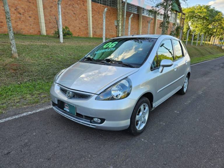 HONDA - FIT - 2005/2006 - Prata - R$ 31.900,00