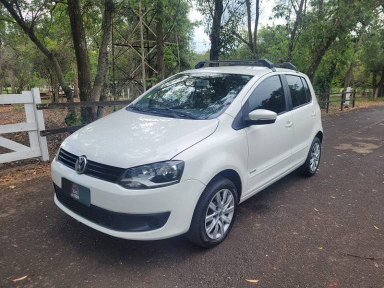 VOLKSWAGEN - FOX - 2012/2013 - Branca - R$ 39.900,00
