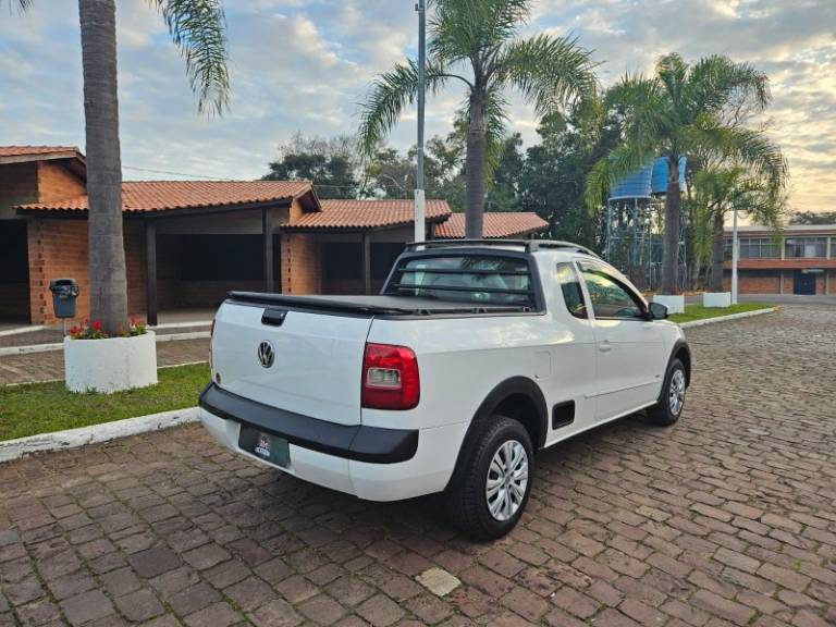 VOLKSWAGEN - SAVEIRO - 2013/2014 - Branca - R$ 52.900,00